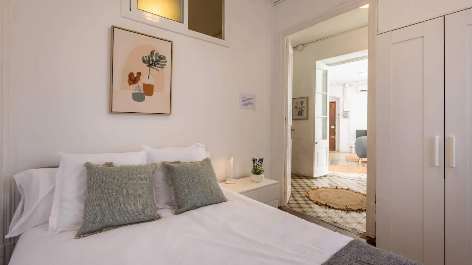 22Ara1051- 4Br Flat In The City Center Barcelona 0*,  Spain