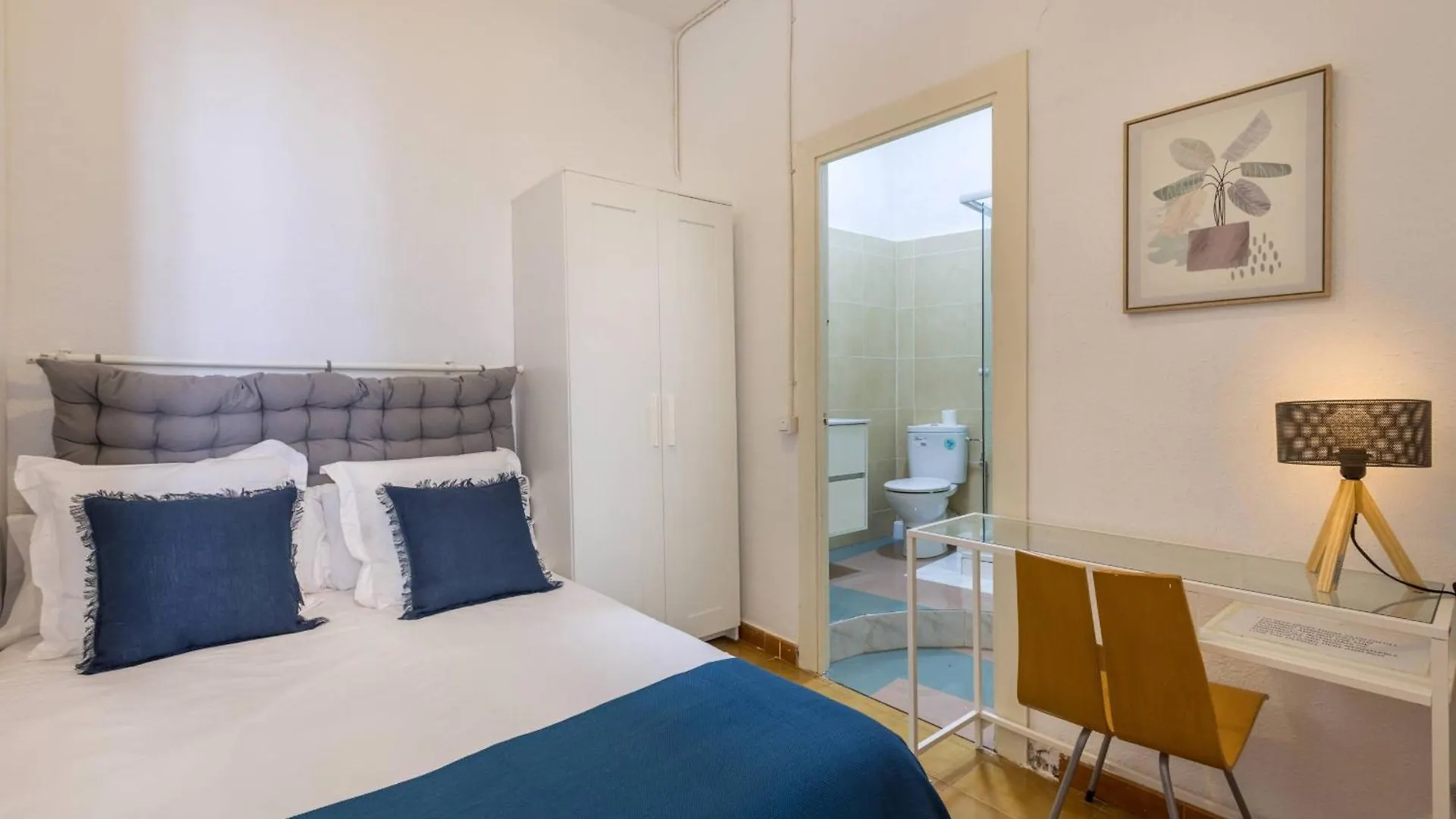 22Ara1051- 4Br Flat In The City Center Barcelona 0*,  Spain