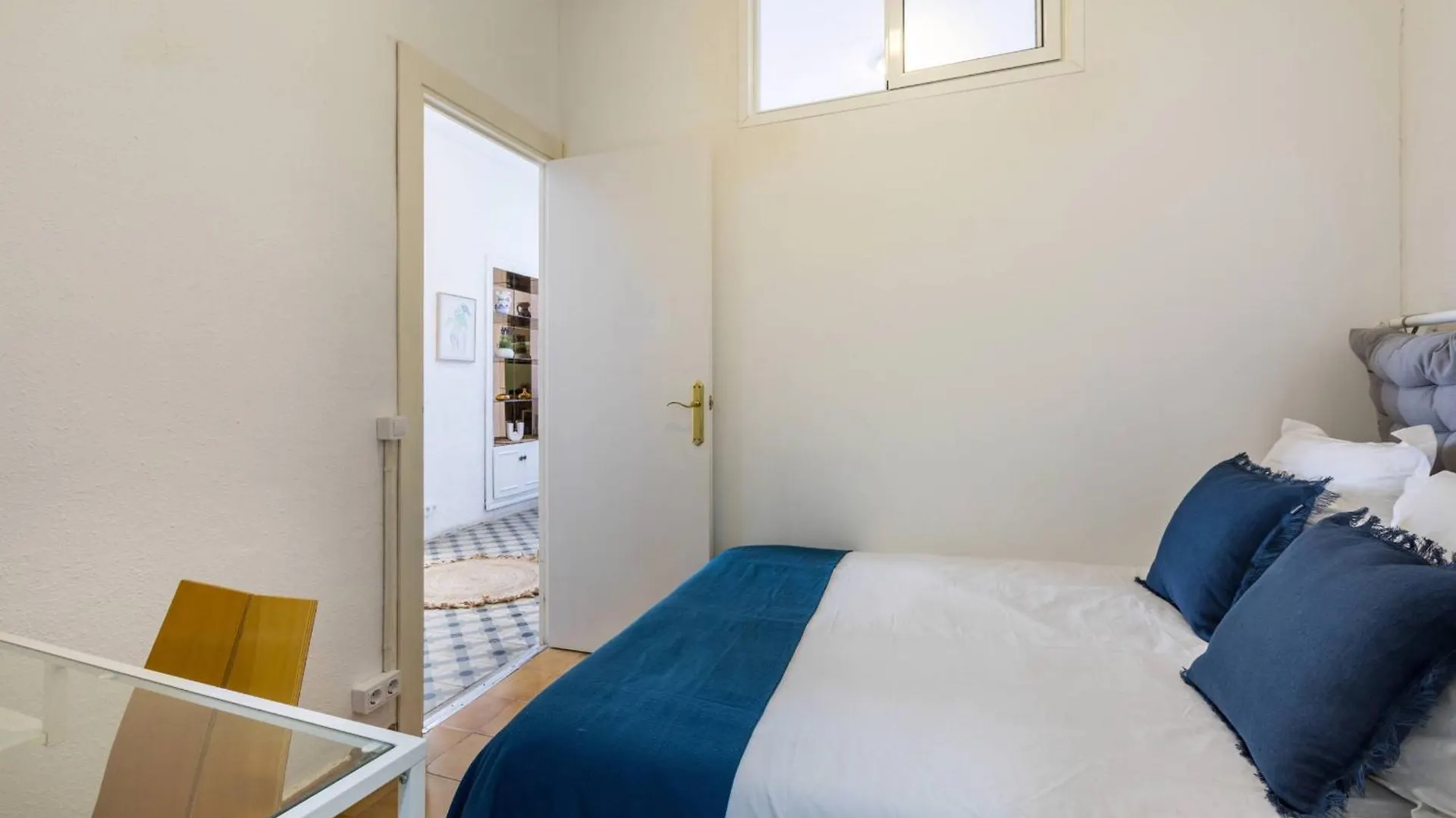 22Ara1051- 4Br Flat In The City Center Barcelona 0*,