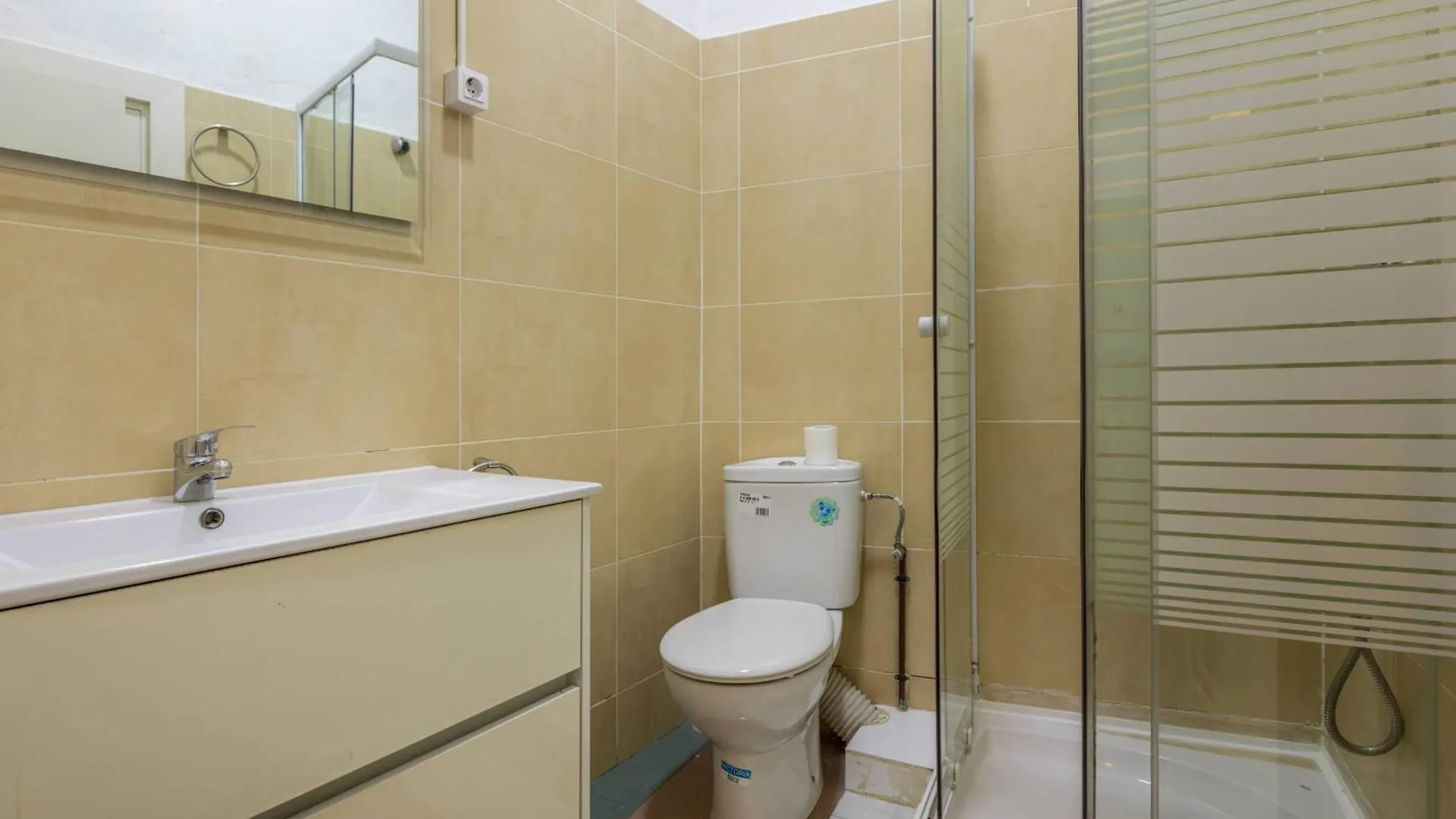 22Ara1051- 4Br Flat In The City Center Barcelona 0*,  Spain
