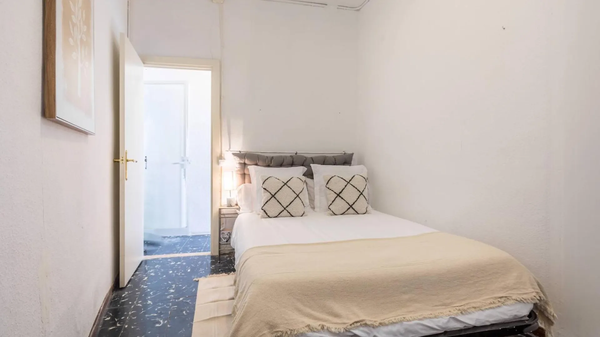 22Ara1051- 4Br Flat In The City Center Barcelona