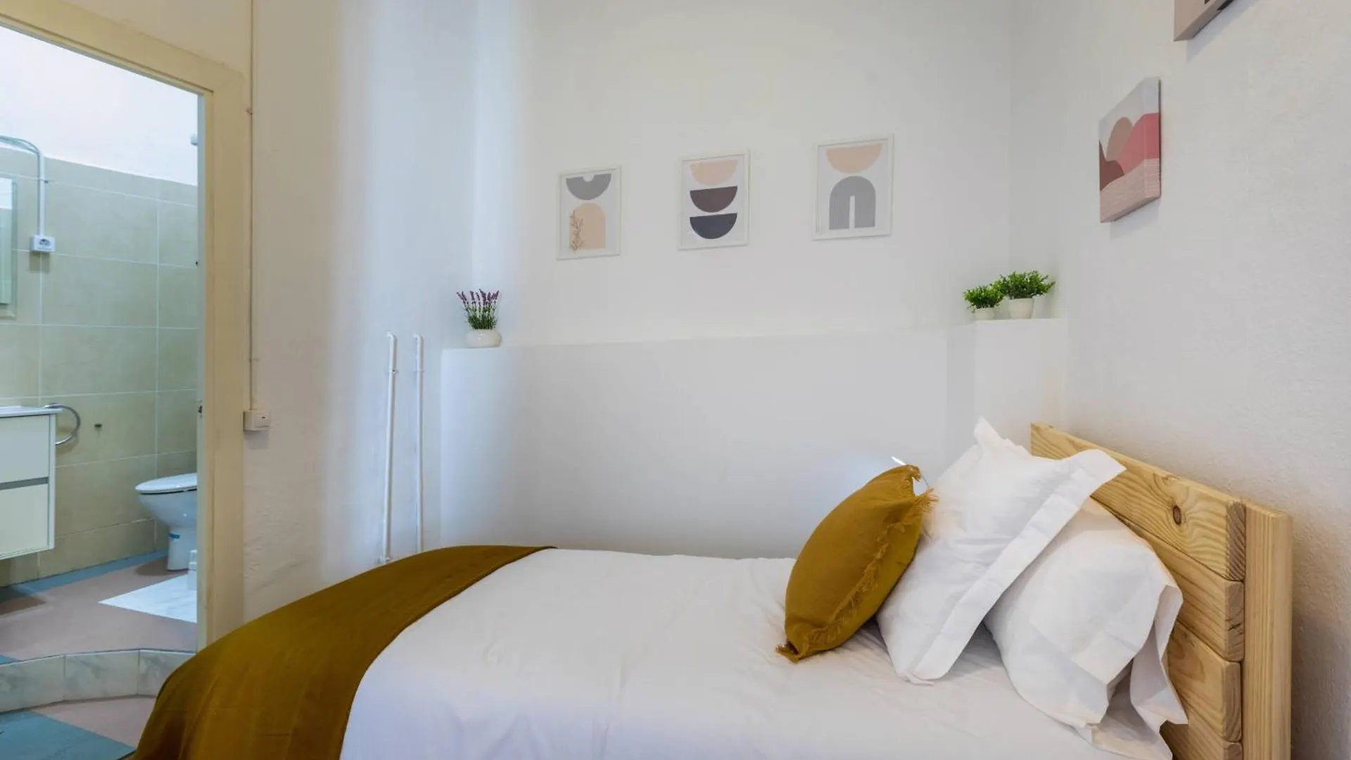 22Ara1051- 4Br Flat In The City Center Barcelona